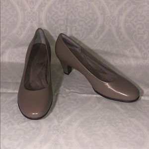 New in Box Aerosoles Pumps. Size 7.5. Light Brown.